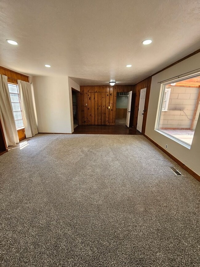 Building Photo - (4) Bed, (3) Bath with (2) Living Areas Av...