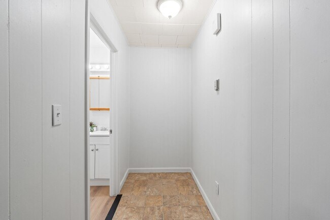 Building Photo - 420 E Sanson Ave