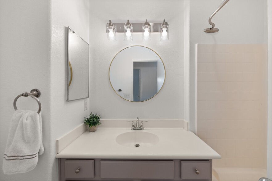 Guest Bathroom with Tub - 702 Summit Dr