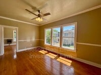 Building Photo - 320 College St