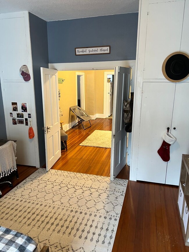 Building Photo - Great location 4 bedroom, 2 bathroom house...