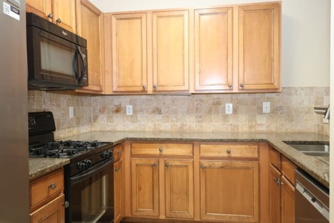 Building Photo - Charming 2-story Townhome
