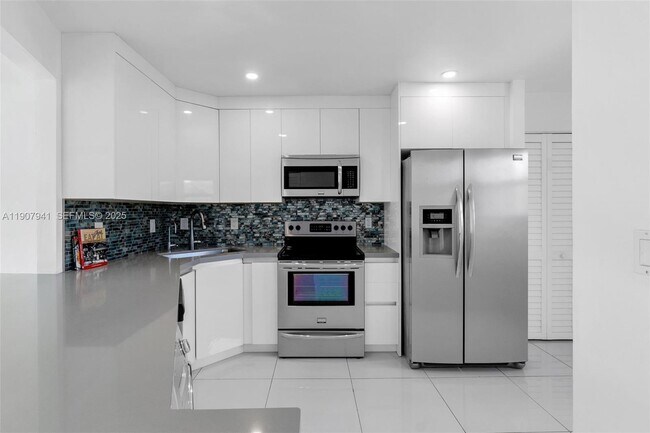 Building Photo - 1690 NE 191st St