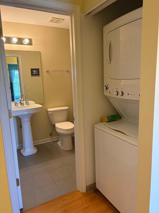 Building Photo - 57 Hunt Club Dr