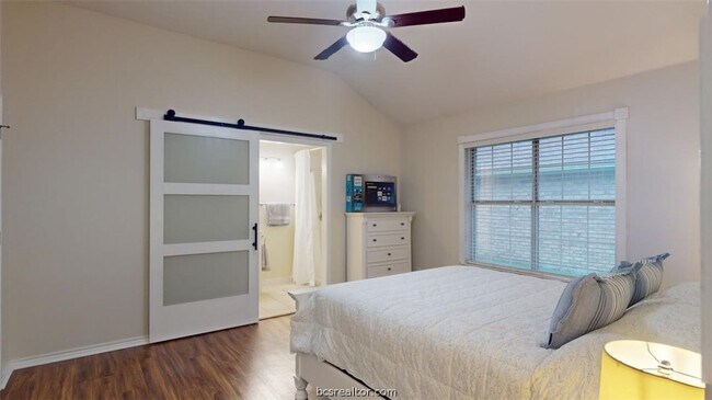 Building Photo - 810 Camellia Ct