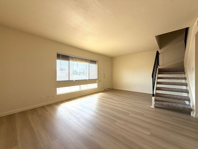 Building Photo - Glendale 3 Bed / 2 Bath Townhome | Two-Story Layout
