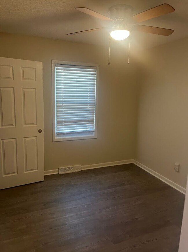 Building Photo - Available now. Freshly-painted 4 BR/1.5 BA Home on Big Lot in the Heart of James Island!