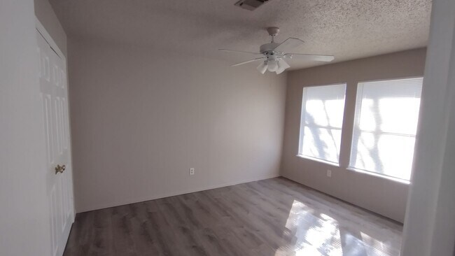 Building Photo - 925 Meadowlark Circle