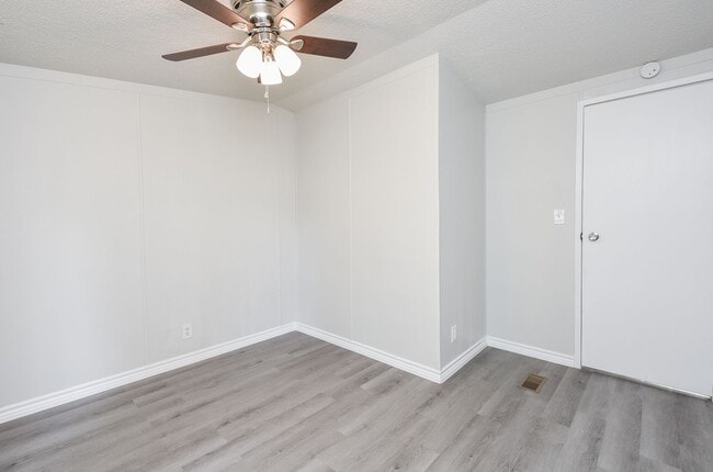 Building Photo - Be part of this cozy community at Roy Harris Loop