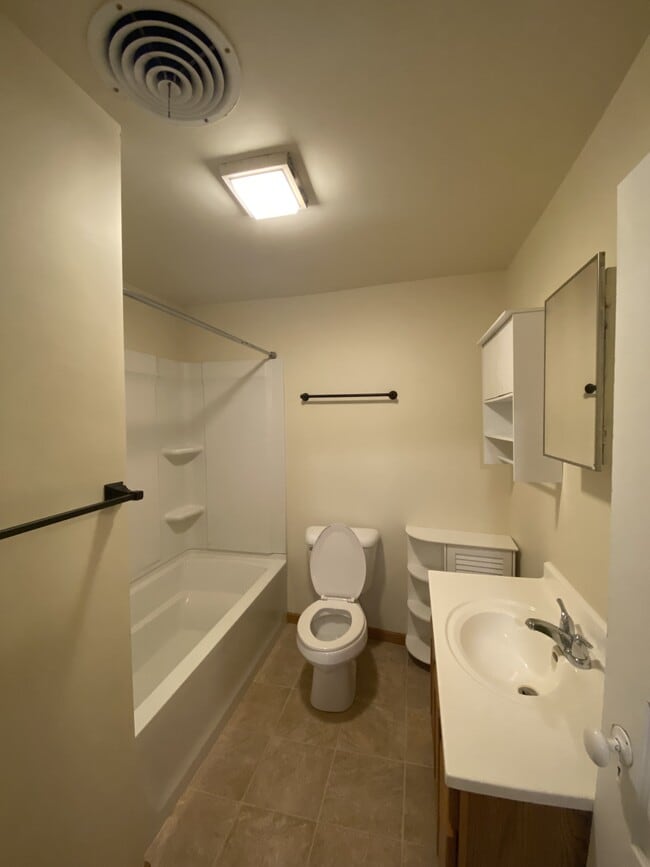 Building Photo - 524 W Grand Ave