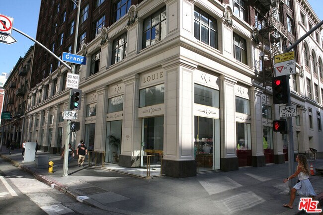 Building Photo - 630W W 6th St