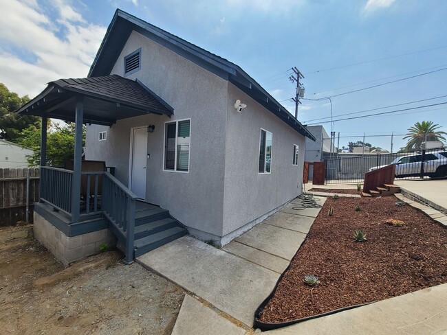 Building Photo - Newly furnished and remodeled 2 bed 2 bath!