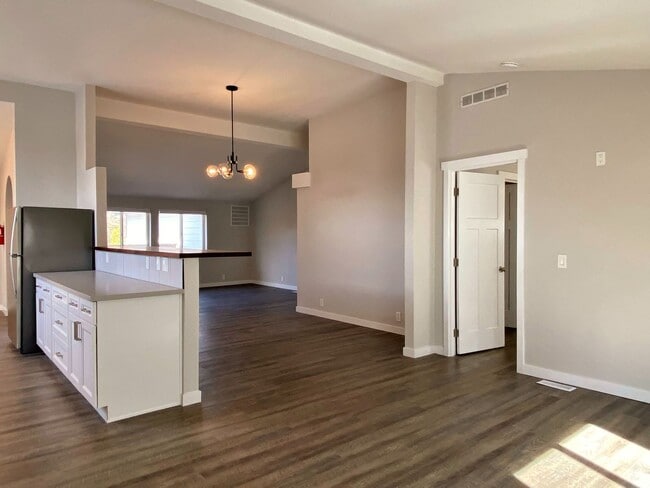 Building Photo - Beautifully Remodeled in Cascade Locks