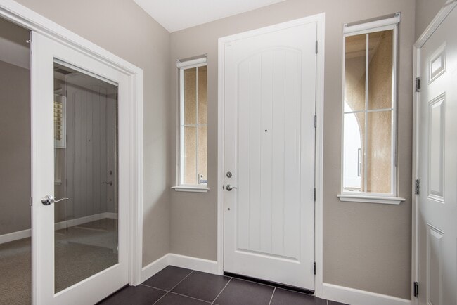 Building Photo - 465 Magritte Way