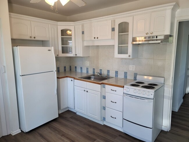 Building Photo - Cozy, partially remodeled 1 bedroom apartm...