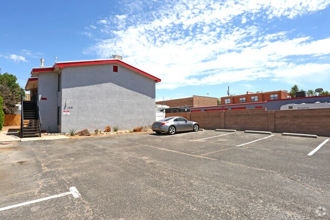 Building Photo - 1816 Buena Vista Dr SE