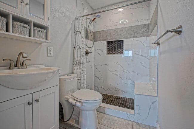 Building Photo - Bright & Spacious, Top-Floor 3BR3BA Condo ...