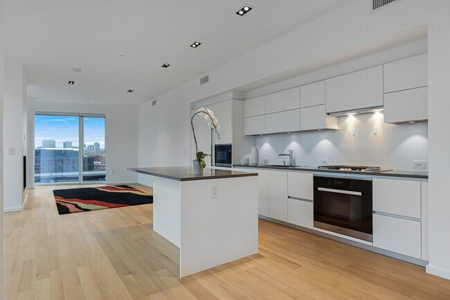 Building Photo - First Month's Rent FREE! Stunning East facing Pearl District condo located in The Vista Condomini...