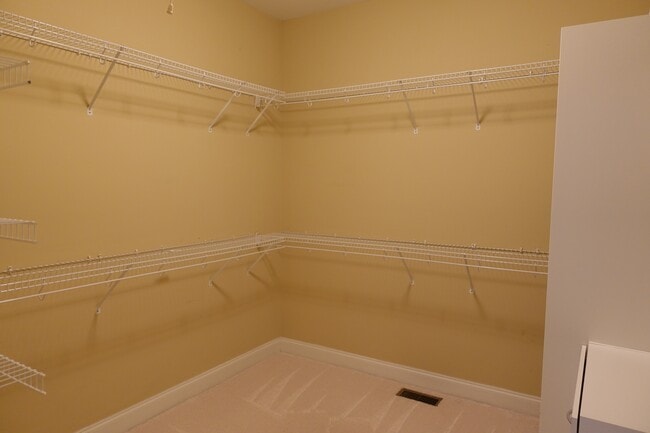 Building Photo - 923 Squires Pt