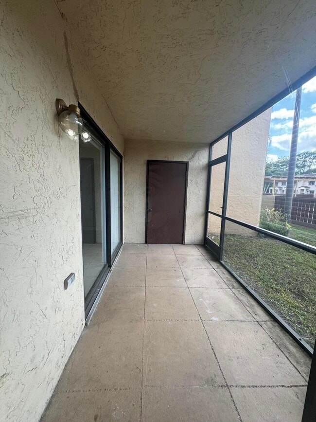 Building Photo - 2505 Lakeview Cir