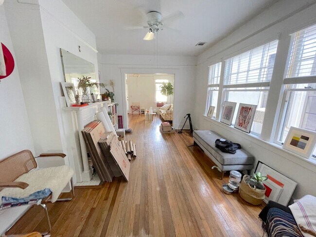 Building Photo - 2 BED | 1 BATH | STARLAND | ONE PARKING SPACE INCLUDED | Available October 2026