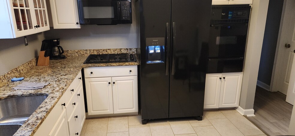 Building Photo - 948 White Oak Dr