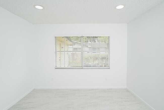 Building Photo - 494 Romano St