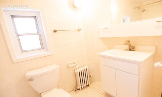 Building Photo - 305 W 90th St