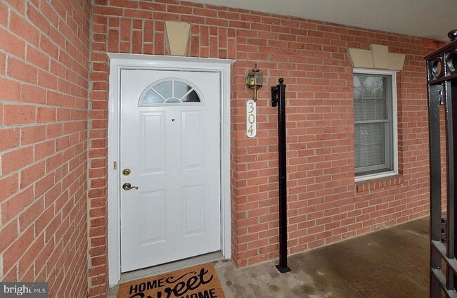 Building Photo - 6940 Fairfax Dr