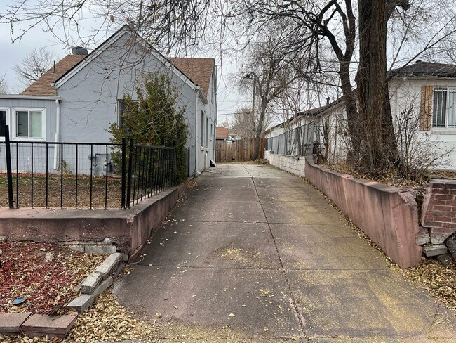Building Photo - 2 Bed 1 Bath House in Westwood Neighborhood