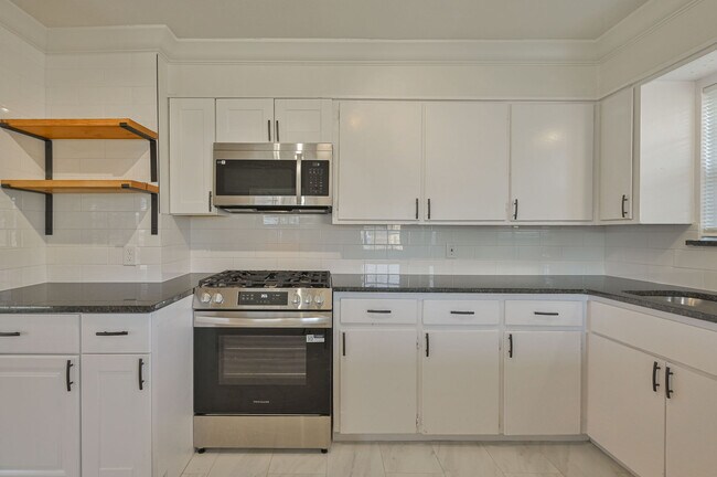 Building Photo - 6104 S Villa Ave