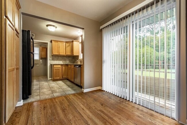 Building Photo - 2108 Henderson Dr