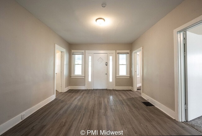 Building Photo - 130 N Gladstone Ave