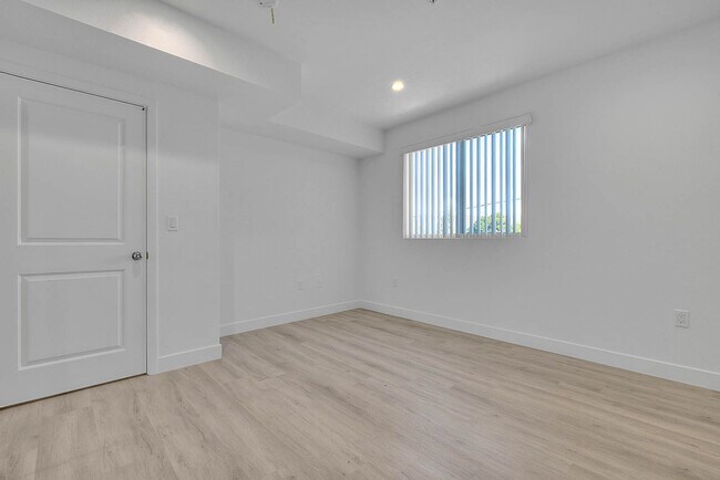 Building Photo - 5850 Vineland Ave