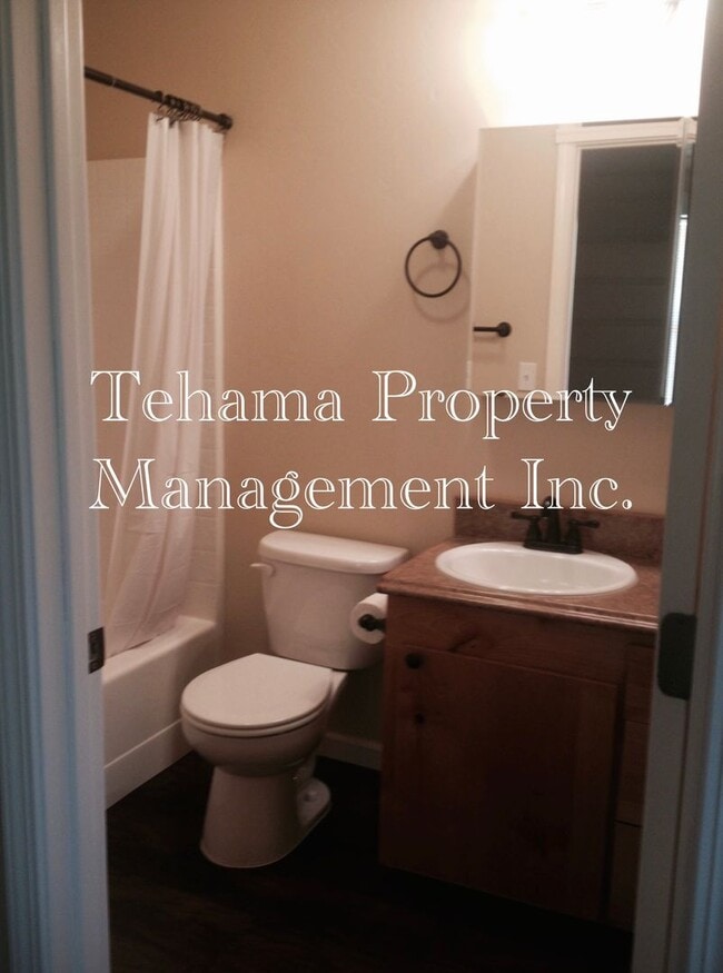 Building Photo - Welcome to this fabulous 3-bedroom, 2-bath home located in the downtown Red Bluff