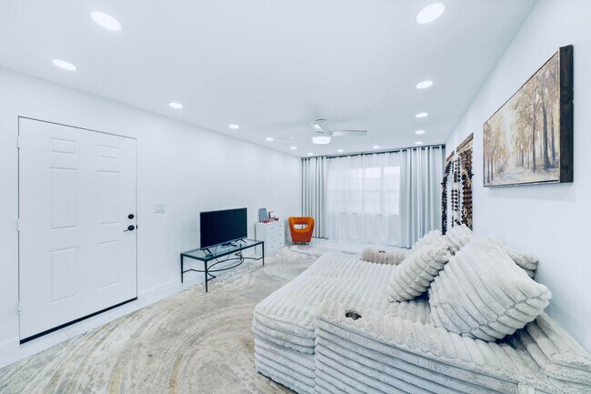 Building Photo - 129 Lake Carol Dr