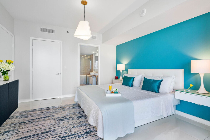 Building Photo - 485 Brickell Ave