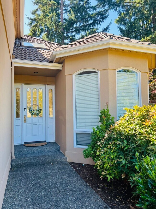 Building Photo - Beautiful and Spacious 3BD + Den