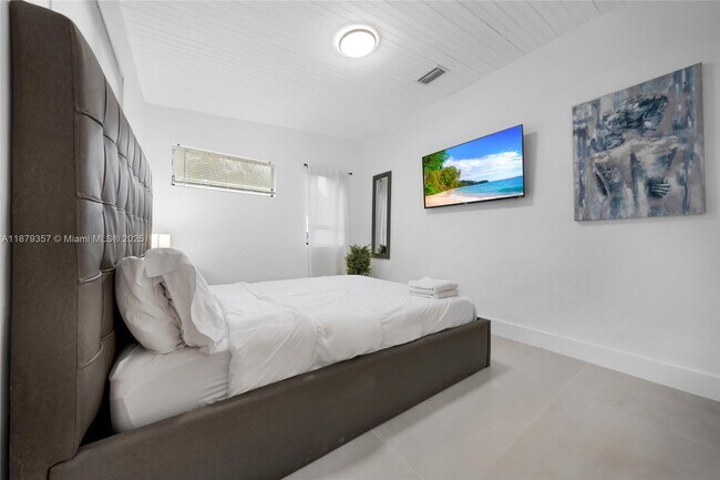 Building Photo - 260 NE 48th Terrace