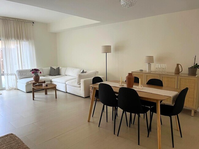 Building Photo - 14305 SW 57th Ln