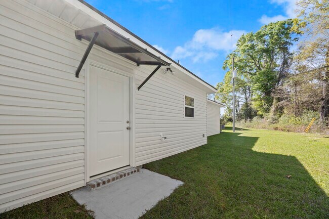 Building Photo - 18627 Greenwell Springs Rd