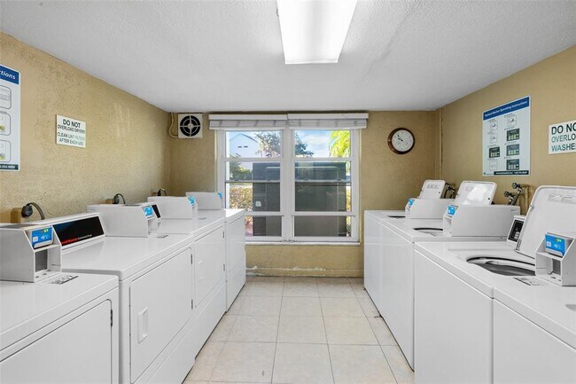 Building Photo - 464 N Paula Dr