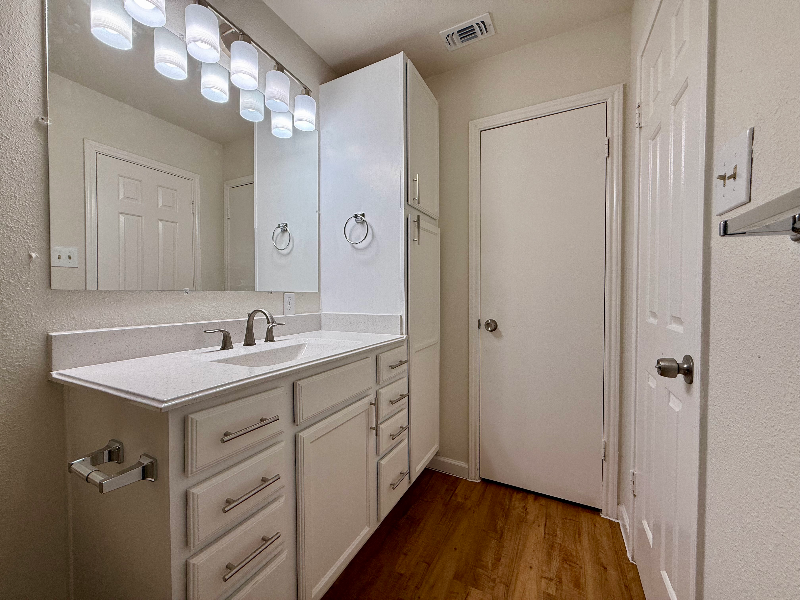 Building Photo - 8519 Ridge Garden Dr