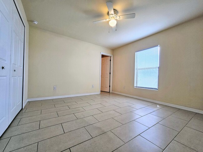 Building Photo - Stunning 3 Bed / 2 Bath Duplex w/ Garage –...
