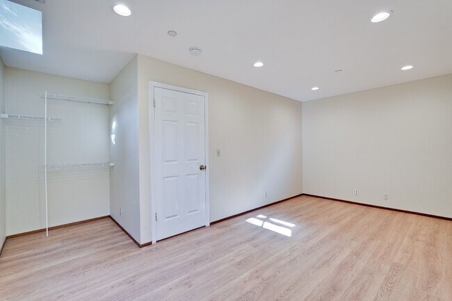 Building Photo - Large, Bright Sunnyvale Townhome near Border of Mountain View