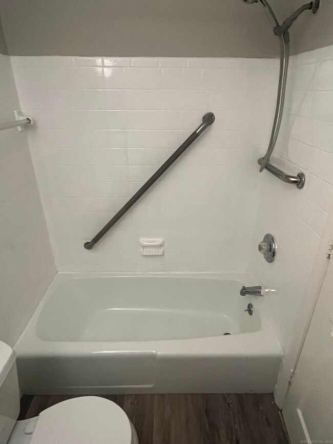 Building Photo - 15 Peggy Ln