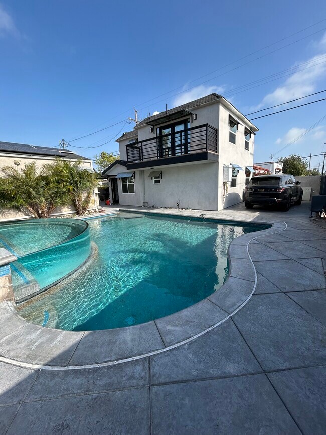 Primary Photo - 1858 W 83rd St