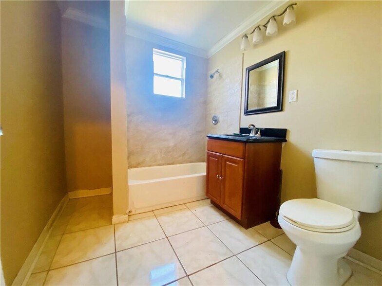 Building Photo - 932 Lamanche St