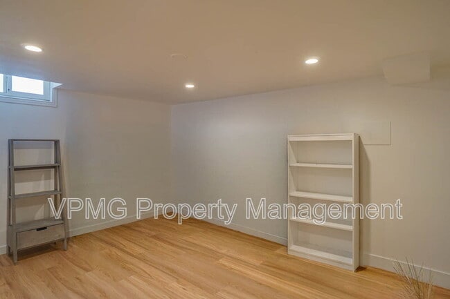 Building Photo - 116 E 35th St