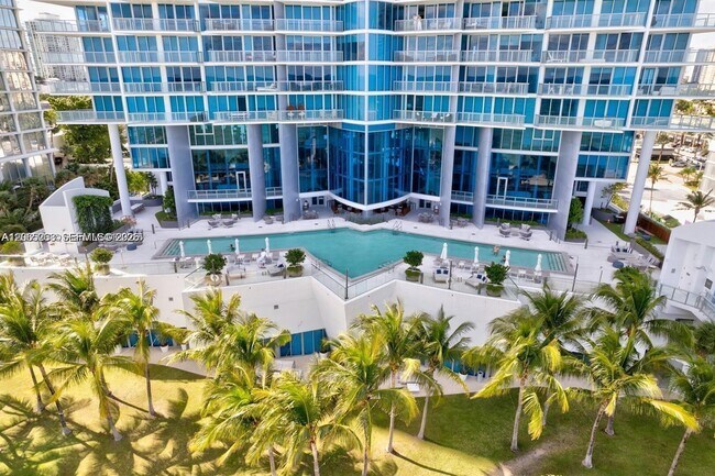 Building Photo - 17001 Collins Ave